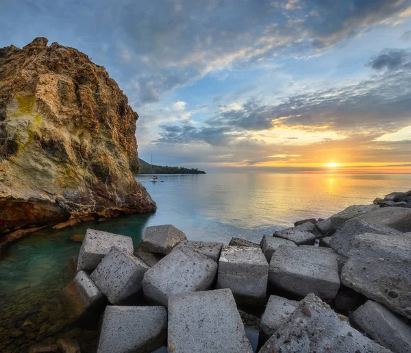 Foto panorámica de los bloques de cubo de rompeolas en la costa de la isla Vulcano al amanecer, Islas Eolias, Sicilia, Italia . — Foto de Stock