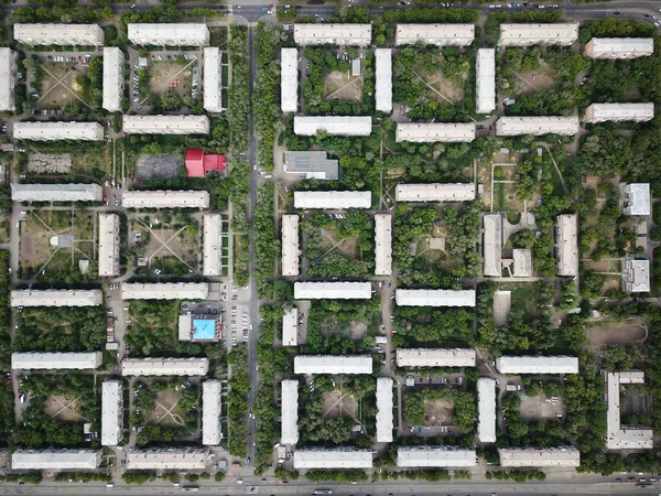 Luftdrohnen schießen von oben nach unten über die Innenstadt mit Häusern und quadratischen Höfen. magnitogorsk, Russland — Stockfoto