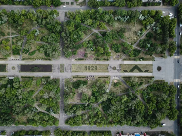 Drohnenaufnahmen von grünem Park in der Innenstadt bei sonnigem Wetter — Stockfoto