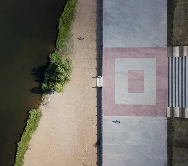 Drohnenaufnahmen vom Küstenfluss Ural. Stadtstrand von magnitogorsk, Russland — Stockfoto