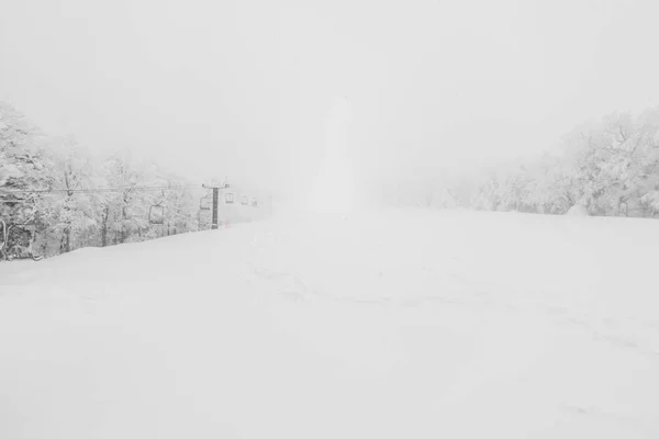 Горнолыжный подъемник через снежную гору на горнолыжном курорте  . — стоковое фото