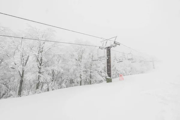 Remonte sobre nieve en estación de esquí  . — Foto de Stock