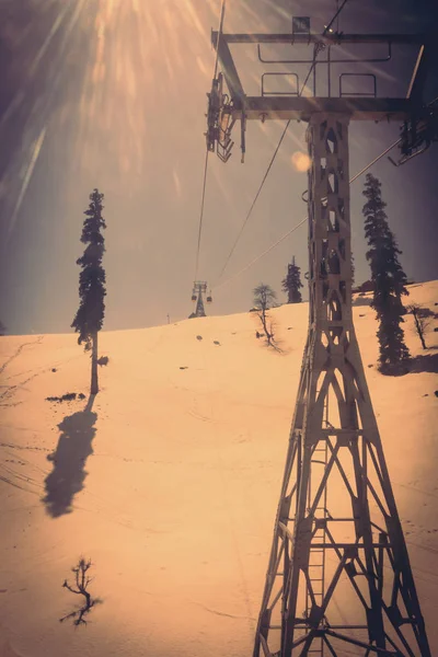 Teleférico en la montaña de nieve en Gulmark Cachemira, India. (Filtro) — Foto de Stock