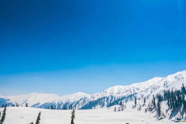 Όμορφο χιόνι κάλυψε τοπίο στα βουνά Κασμίρ, η Ινδία — Φωτογραφία Αρχείου