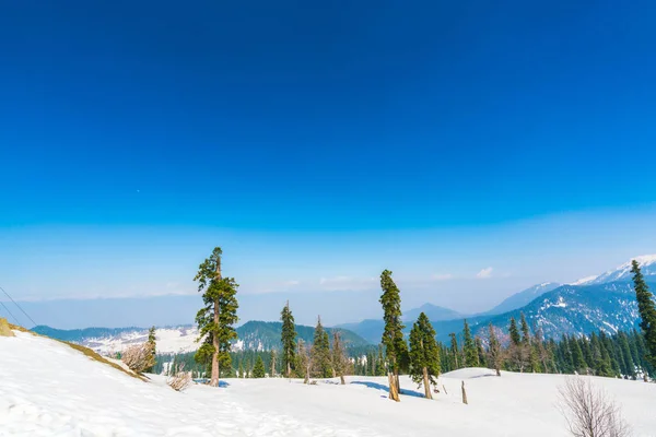 Hermoso nevado montañas paisaje Cachemira estado, India — Foto de Stock