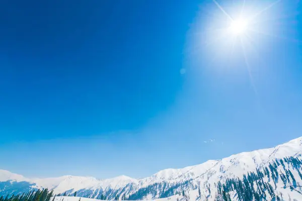 Lindas montanhas cobertas de neve paisagem Caxemira estado, Índia — Fotografia de Stock