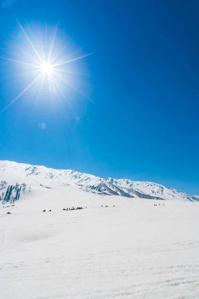 Lindas montanhas cobertas de neve paisagem Caxemira estado, Índia — Fotografia de Stock