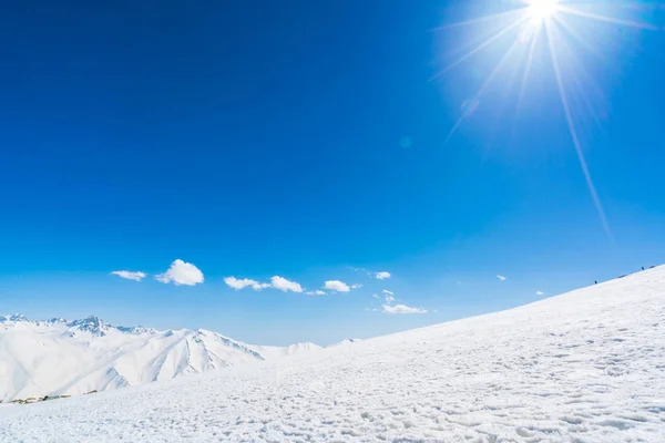 Lindas montanhas cobertas de neve paisagem Caxemira estado, Índia — Fotografia de Stock