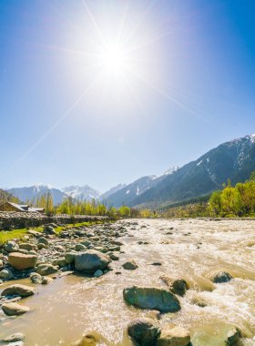 Güzel nehir ve kar kaplı dağlar manzara Kashmir st