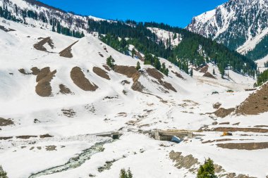 Güzel kar kaplı dağlar manzara Kashmir devlet, Hindistan