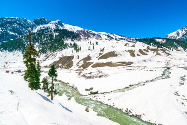 Güzel nehir ve kar kaplı dağlar manzara Kashmir st