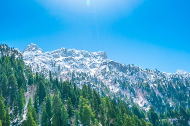 Güzel kar kaplı dağlar manzara Kashmir devlet, Hindistan