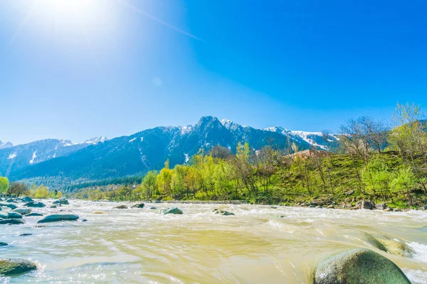 Szép folyó és a hó borított hegyek táj Kasmír st — Stock Fotó