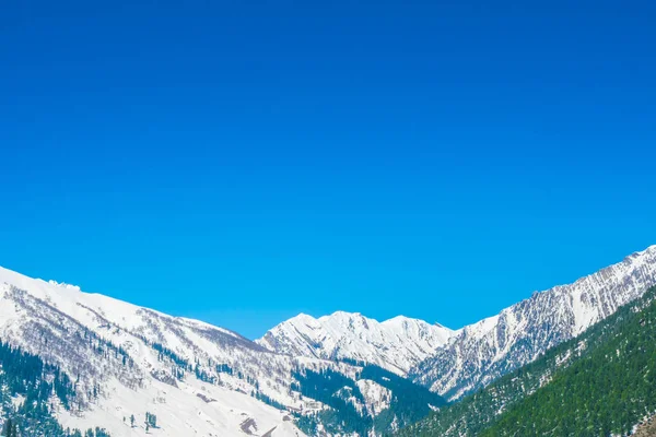 Gyönyörű hóval borított hegyek táj Kasmír állam, India — Stock Fotó