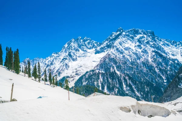 美しい雪覆われた山の風景カシミール州、インド — ストック写真