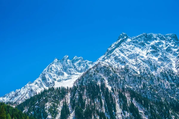 Prachtige sneeuw bedekt landschap van Bergen staat Kasjmir, India — Stockfoto