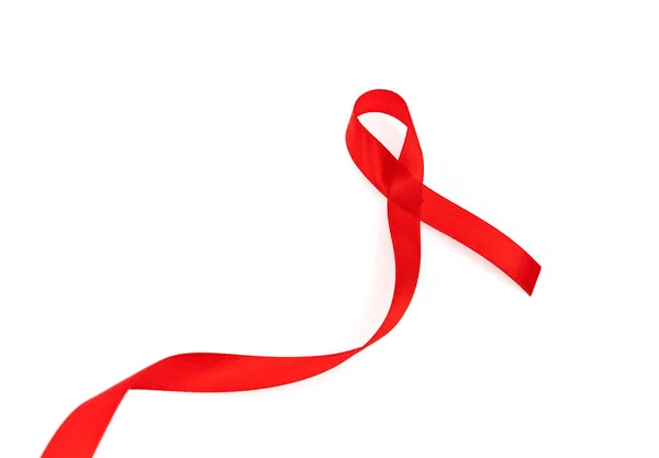 Aids Consapevolezza Cuore rosso Nastro isolato su sfondo bianco  . — Foto Stock