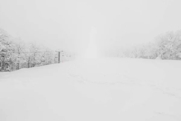 스키장에 눈 산에 스키 리프트 . — 스톡 사진