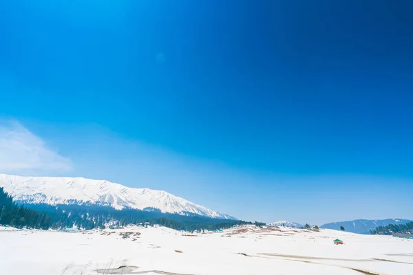 美しい雪覆われた山の風景カシミール州、インド — ストック写真