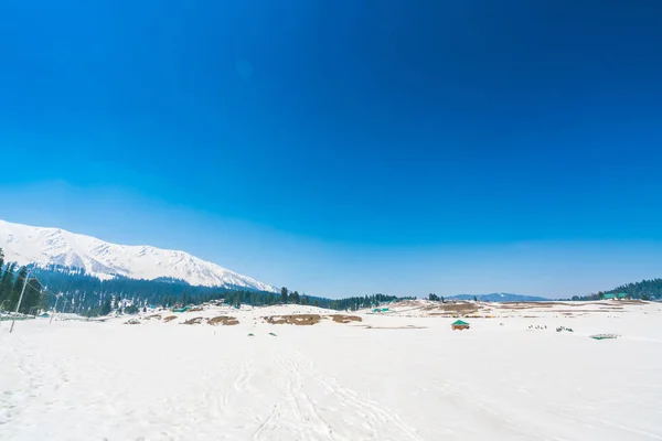 美しい雪覆われた山の風景カシミール州、インド — ストック写真