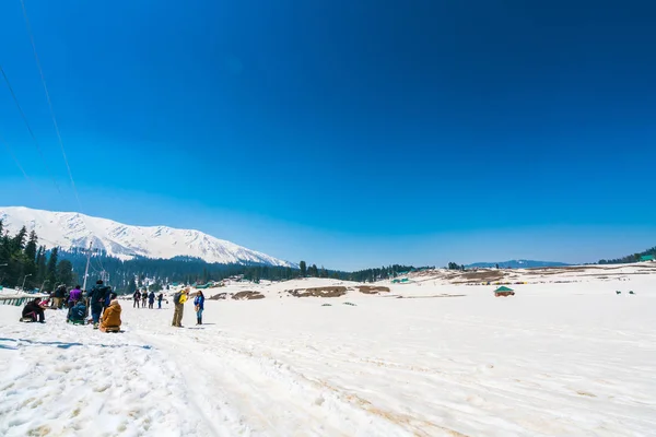 Sled driver carry the tourist on snow sled up to the hill,Kashmi — Stock Photo, Image