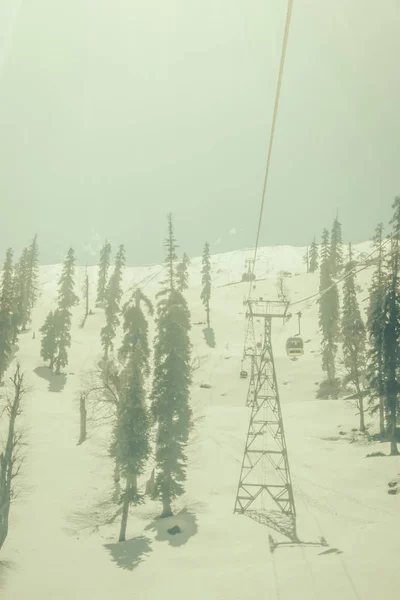 Cable car at snow mountain in Gulmark Kashmir, India . ( Filtere — Stock Photo, Image