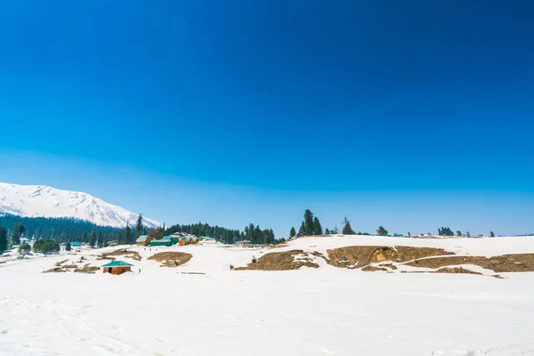 Bellissimo paesaggio innevato montagne stato del Kashmir, India — Foto Stock