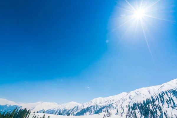 Lindas montanhas cobertas de neve paisagem Caxemira estado, Índia — Fotografia de Stock