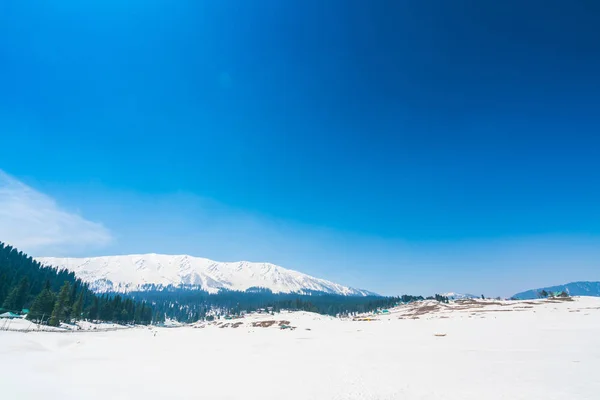 美しい雪覆われた山の風景カシミール州、インド — ストック写真