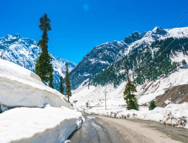 Güzel kar kaplı dağlar manzara Kashmir devlet, Hindistan