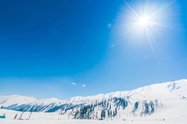 Όμορφο χιόνι κάλυψε τοπίο στα βουνά Κασμίρ, η Ινδία — Φωτογραφία Αρχείου