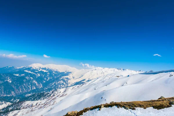 Bellissimo paesaggio innevato montagne stato del Kashmir, India — Foto Stock