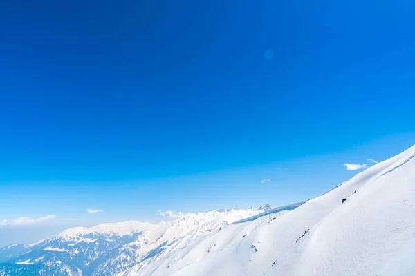 Bellissimo paesaggio innevato montagne stato del Kashmir, India — Foto Stock