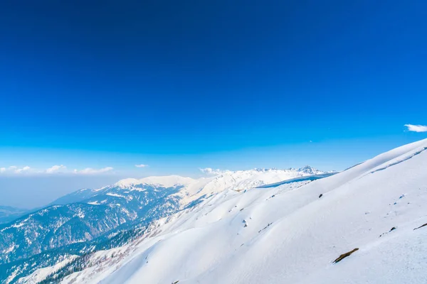 Bellissimo paesaggio innevato montagne stato del Kashmir, India — Foto Stock