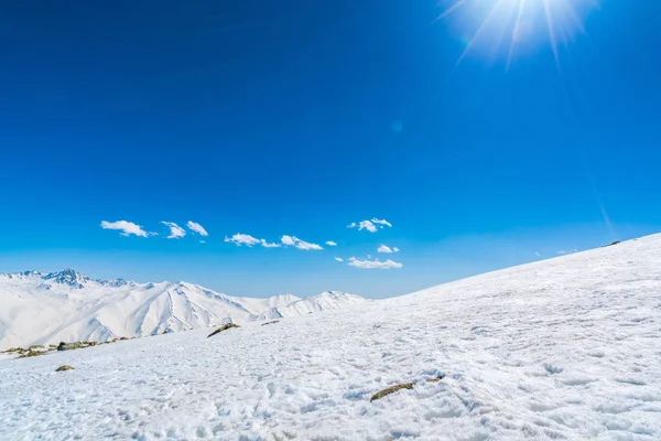 Bellissimo paesaggio innevato montagne stato del Kashmir, India — Foto Stock