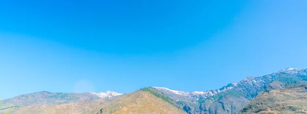 Lindas montanhas cobertas de neve paisagem Caxemira estado, Índia — Fotografia de Stock