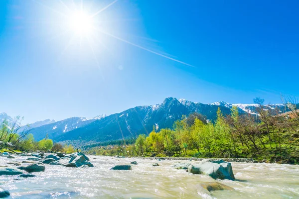 Güzel nehir ve kar kaplı dağlar manzara Kashmir st