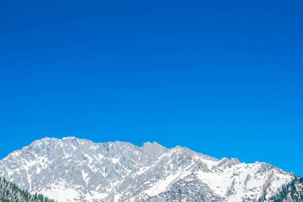 Schöne schneebedeckte Berglandschaft Kaschmirstaat, Indien — Stockfoto