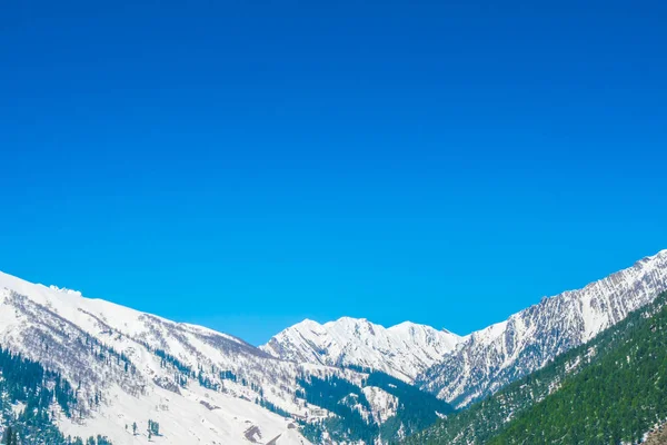 Prachtige sneeuw bedekt landschap van Bergen staat Kasjmir, India — Stockfoto