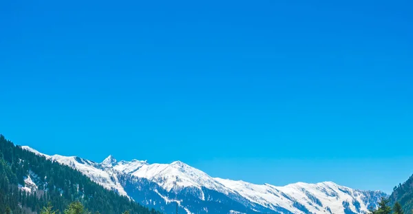 Prachtige sneeuw bedekt landschap van Bergen staat Kasjmir, India — Stockfoto