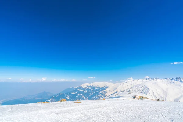 Gyönyörű hóval borított hegyek táj Kasmír állam, India — Stock Fotó