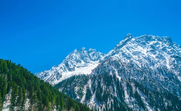 Schöne schneebedeckte Berglandschaft Kaschmirstaat, Indien — Stockfoto