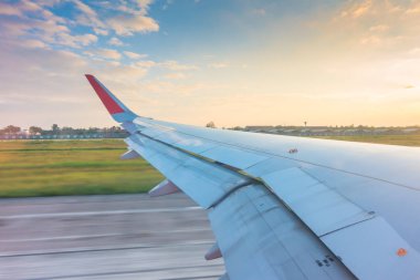 Kırma pistte iniş sırasında ise kanat .