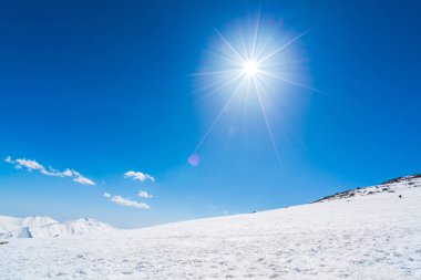 Güzel kar kaplı dağlar manzara Kashmir devlet, Hindistan