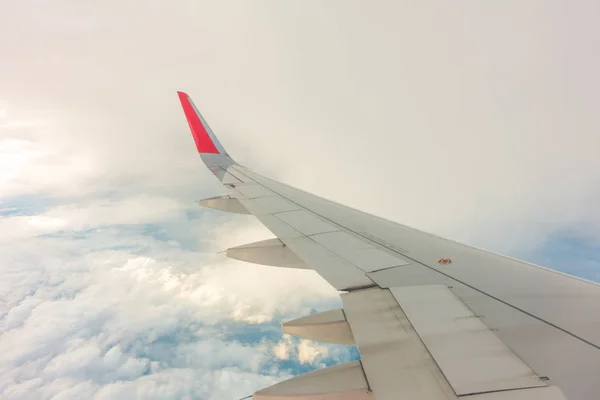 Asa de um avião voando acima das nuvens . — Fotografia de Stock