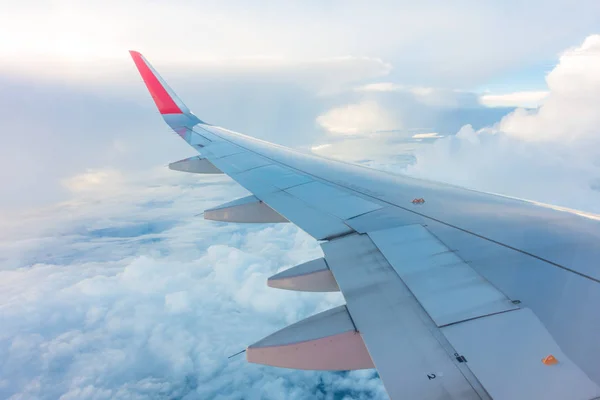 Wing of an airplane flying above the clouds . — Stock Photo, Image