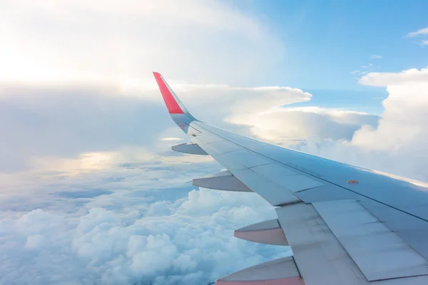 Křídlo letadla letícího nad mraky . — Stock fotografie