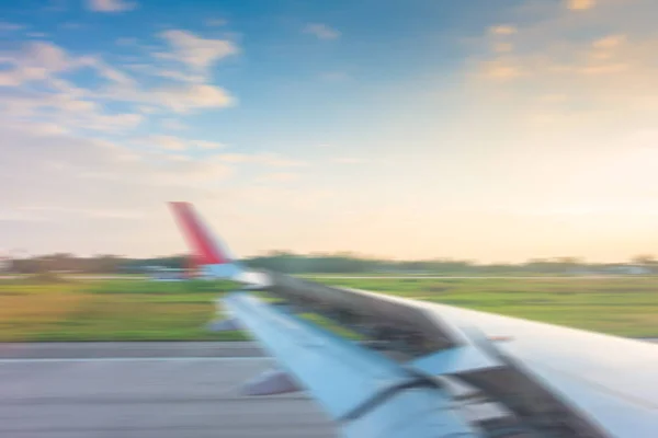 Ala borrosa abstracta mientras se rompe durante el aterrizaje en la pista  . — Foto de Stock