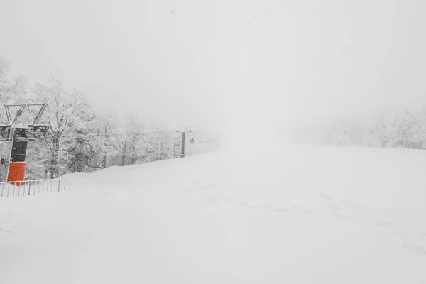 Remonte sobre nieve en estación de esquí  . — Foto de Stock
