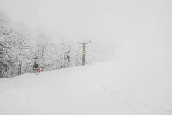 Elevador de esqui sobre montanha de neve em estância de esqui  . — Fotografia de Stock